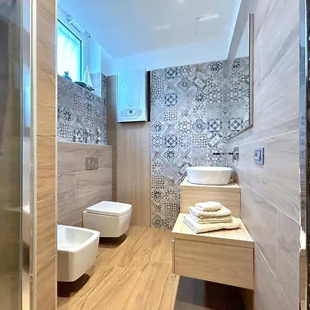 R39 Elegant With Private Parking Apartman *